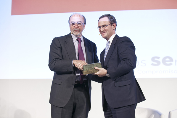 Juan Arena entrega el Premio a Ignacio Moliner