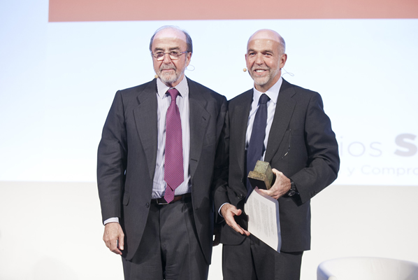 Juan Arena entrega el Premio a Plácido Arango