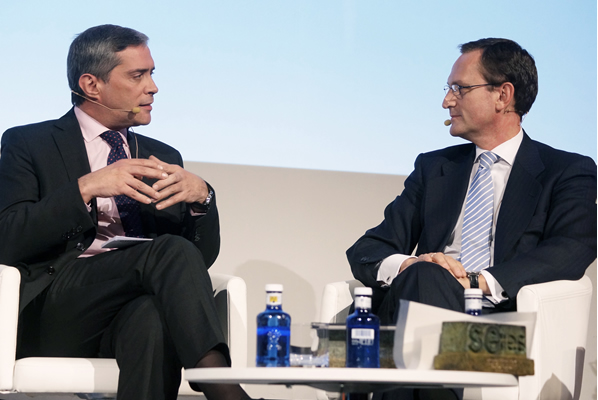 Javier García-Vila, presentador de la gala, abre la charla con Ignacio  Moliner